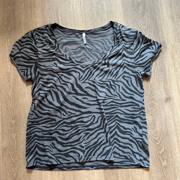 Z Supply Tops - Zsupply Gray and black zebra tee